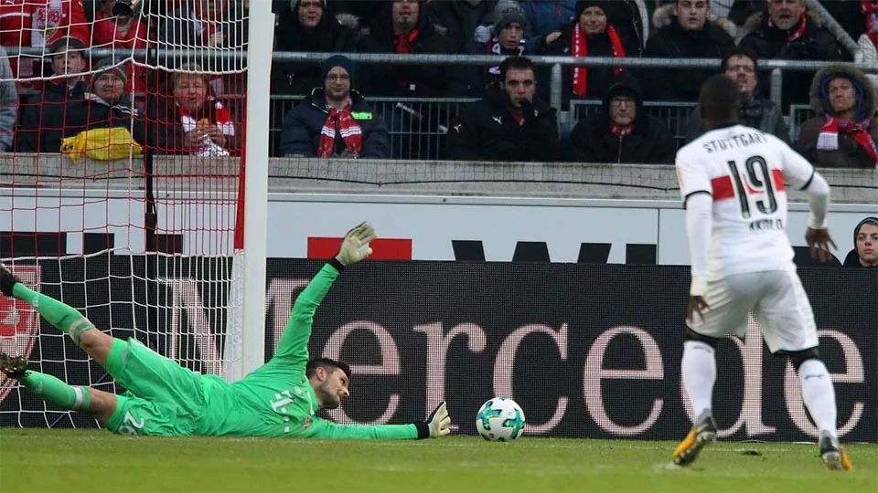  多特蒙德客场惊险绝杀，紧咬德甲领头羊不放  